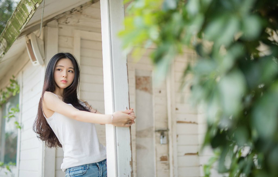本已经闭目待死的伏德闻言不禁微微一怔，下意识的点点头。